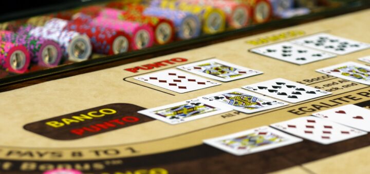 Lær at spille baccarat Hvis man ikke spiller kortspil så meget, så har man måske kun hørt om Baccarat af navn. Det er et klassisk casinospil, som blandt andet har James Bond på listen over fans. Det er et spil med klasse – også er det faktisk relativt enkelt. Det populære kortspil er faktisk et oldgammelt spil. Det kan spores helt tilbage til middelalderen. Det er med baccarat som med mange af de gamle spil. Reglerne ofte er forholdsvis enkle – det gælder også for baccarat. Det tager ikke lang tid at lære. Hvis du spiller online, så husk altid at spille sikkert, fx på vpncasino.no/. Spil sikkert Baccarat er faktisk et ret godt spil for nybegyndere. Men samtidig har det også klasse over sig, og det er et spil, der er kendt for at tiltrække de sofistikerede typer. Såsom James Bond. Det kan jo også være en god grund til at lære det klassiske spil at kende. For det er nemlig et klassisk casionospil, som man kan være spille både på online casinoer og i fysiske casinoer. Pas dog altid på dig selv, når du spiller casinospil. Det er vigtigt at spille sikkert, og altid huske ikke at spille for mere, end man har råd til at tabe. Tjek eventuelt valhall.io, hvis du vil sammenligne forskellige sider. Der er også gratistjenester, hvor man kan øve sig på baccarat og bare spille for underholdningens skyld. Det kunne måske være sjovt sammen med vennerne som en fælles aktivitet. De enkle regler I et fysisk casino vil baccarat-bordet være adskilt fra resten af casinoet – apropos eksklusiviteten. Der er ofte 3 dealere og max 14 spillere. Hvis du kender spillet Craps, så er du allerede godt på vej til at lære reglerne. Der er nemlig flere ligheder. Det minder også om Blackjack. Ligesom i Blackjack skal man trække kort fra stakken, og derefter forsøge at komme så tæt på det ønskede tal, som muligt. I baccarat er det tal 9. I baccarat er det altid spilleren mod banken. Hver spiller vælger at spille på enten banken eller spilleren. Man kan vælge at være dealer, eller vælge det fra, alt efter hvordan, man individuelt spiller. Når man sidder mange rundt om et bord (eller på hver sin skærm), så skiftes der tur til at være det ene eller det andet. Herefter trækkes forskellige kort, og det handler om at ramme det rigtige tal. Men derudover så skifter regler ret meget, hvilket kan være en fordel. Det betyder nemlig, at du oftest vil blive introduceret til de specifikke regler, inden spiller går i gang. Tilfældighederne råder Selvom baccarat er et underholdende spil, så skal man være forsigtig, hvis man vælger at spille om penge. Selvom der er taktiske overvejsler, så er der også meget, der er overladt til tilfældighederne, og det betyder, at spillet kan vende hurtigt. Den slags spil bør man være ekstra opmærksom på. Uanset om man spiller online eller fysisk på et casino, så skal man altid have sin fornuft med og spille sikkert.