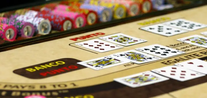Lær at spille baccarat Hvis man ikke spiller kortspil så meget, så har man måske kun hørt om Baccarat af navn. Det er et klassisk casinospil, som blandt andet har James Bond på listen over fans. Det er et spil med klasse – også er det faktisk relativt enkelt. Det populære kortspil er faktisk et oldgammelt spil. Det kan spores helt tilbage til middelalderen. Det er med baccarat som med mange af de gamle spil. Reglerne ofte er forholdsvis enkle – det gælder også for baccarat. Det tager ikke lang tid at lære. Hvis du spiller online, så husk altid at spille sikkert, fx på vpncasino.no/. Spil sikkert Baccarat er faktisk et ret godt spil for nybegyndere. Men samtidig har det også klasse over sig, og det er et spil, der er kendt for at tiltrække de sofistikerede typer. Såsom James Bond. Det kan jo også være en god grund til at lære det klassiske spil at kende. For det er nemlig et klassisk casionospil, som man kan være spille både på online casinoer og i fysiske casinoer. Pas dog altid på dig selv, når du spiller casinospil. Det er vigtigt at spille sikkert, og altid huske ikke at spille for mere, end man har råd til at tabe. Tjek eventuelt valhall.io, hvis du vil sammenligne forskellige sider. Der er også gratistjenester, hvor man kan øve sig på baccarat og bare spille for underholdningens skyld. Det kunne måske være sjovt sammen med vennerne som en fælles aktivitet. De enkle regler I et fysisk casino vil baccarat-bordet være adskilt fra resten af casinoet – apropos eksklusiviteten. Der er ofte 3 dealere og max 14 spillere. Hvis du kender spillet Craps, så er du allerede godt på vej til at lære reglerne. Der er nemlig flere ligheder. Det minder også om Blackjack. Ligesom i Blackjack skal man trække kort fra stakken, og derefter forsøge at komme så tæt på det ønskede tal, som muligt. I baccarat er det tal 9. I baccarat er det altid spilleren mod banken. Hver spiller vælger at spille på enten banken eller spilleren. Man kan vælge at være dealer, eller vælge det fra, alt efter hvordan, man individuelt spiller. Når man sidder mange rundt om et bord (eller på hver sin skærm), så skiftes der tur til at være det ene eller det andet. Herefter trækkes forskellige kort, og det handler om at ramme det rigtige tal. Men derudover så skifter regler ret meget, hvilket kan være en fordel. Det betyder nemlig, at du oftest vil blive introduceret til de specifikke regler, inden spiller går i gang. Tilfældighederne råder Selvom baccarat er et underholdende spil, så skal man være forsigtig, hvis man vælger at spille om penge. Selvom der er taktiske overvejsler, så er der også meget, der er overladt til tilfældighederne, og det betyder, at spillet kan vende hurtigt. Den slags spil bør man være ekstra opmærksom på. Uanset om man spiller online eller fysisk på et casino, så skal man altid have sin fornuft med og spille sikkert.
